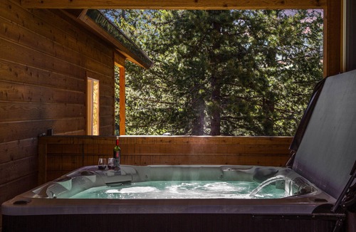 Island Park Ski Chalet | KABINO: Hot Tub Fire Pit Sauna PS3 and 4 Grill WiFi Loft