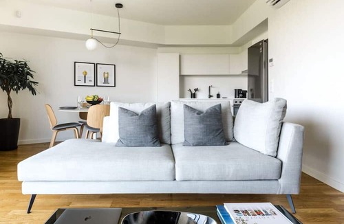 Kinosargous Apartment | Kalypso, Urban APT w/Unique Views of Acropolis!
