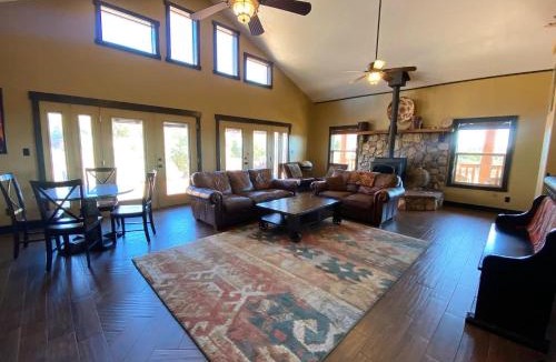 Kanab House | Kanab Family Luxury Log Cabin Hot Tub Pets OK