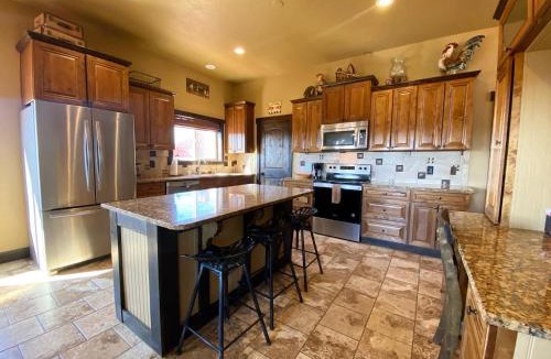 Kanab House | Kanab Family Luxury Log Cabin Hot Tub Pets OK