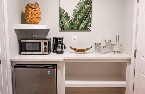 Surf City Apartment | Key West 2- Beach Access - Dog Friendly - Bikes – Grill