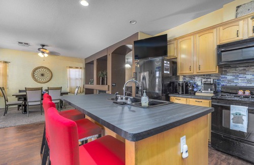 Coldwater Springs House | King Bed! BBQ & Golf Course!