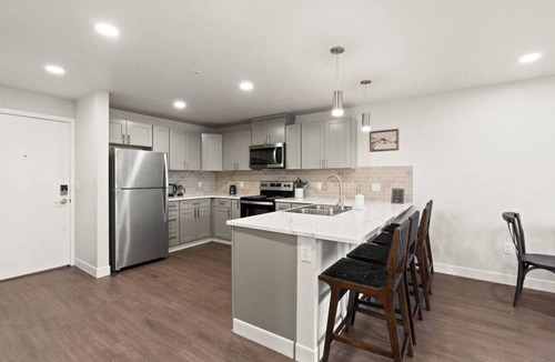 Riverside Apartment | King Bed! - J&K on Main Luxury Apartment 303