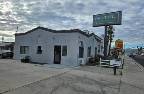 Ridgecrest Hotel | King Bed Room + Kitchenette, Perfect for Extended Stay – Central Ridgecres