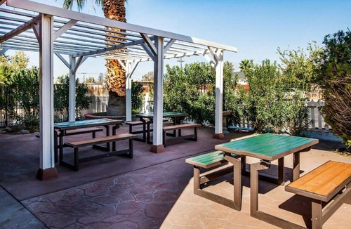 Ridgecrest Apartment | King Bed|Smoking|Ridgecrest CA