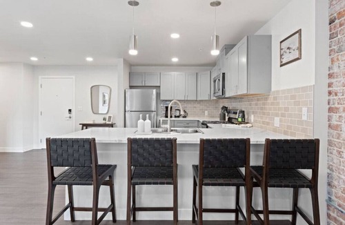Riverside Apartment | King Beds! J & K on Main Luxury Apartment 406
