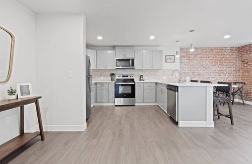 Riverside Apartment | King Beds! J & K on Main Luxury Apartment 406