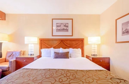 Yuma Townsite Hotel | King Room Stay | Near Colorado Riverfront Access | Outdoor Pool
