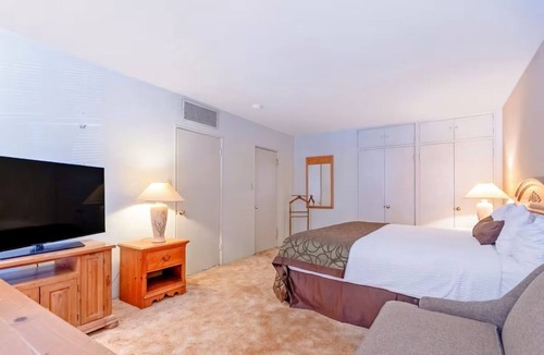 Yuma Townsite Hotel | King Room Stay | Near Colorado Riverfront Access | Outdoor Pool