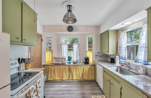 Toledo Cottage | King-sized bed, Family and pet friendly, Full kitchen, Laundry room, Garage