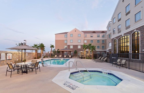 Biggs Field Apartment | King Studio | Free Daily Breakfast, Outdoor Pool Access, 24h Business Center