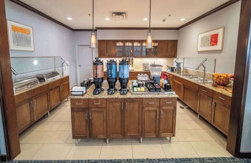 Kutzky Park Hotel | King Studio w/Kitchen, Pool & Free Parking | Near Mayo Clinic Campus