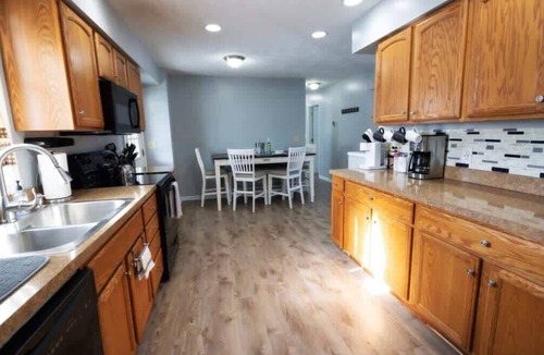 Medina House | King Suite, Acre & Fire Pit in Medina!