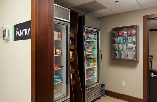 Polaris Apartment | King Suite Near Ohio State University. Free Breakfast Included. Pool Access.