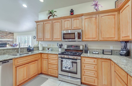 Kingman House | Kingman Mtn-View Home w/Putting Green & Ping-Pong