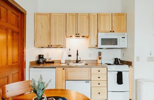 Kalispell Hotel | Kintla Ridge Suite wFull kitchen and WasherDryer