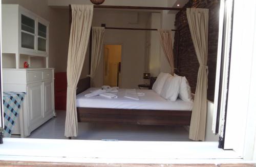Ormos Korthiou Apartment | Korthi central appartment by the seaside.