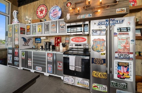 Hanksville House | Krusty's Motor Suite - Historic Gas Station Converted Retro Neon Garage!