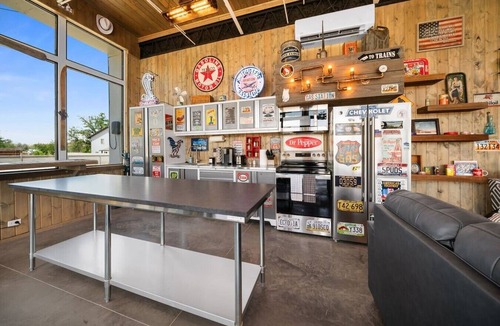 Hanksville House | Krusty's Motor Suite - Historic Gas Station Converted Retro Neon Garage!