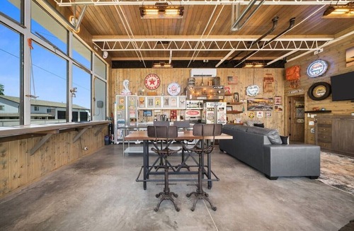 Hanksville House | Krusty's Motor Suite - Historic Gas Station Converted Retro Neon Garage!