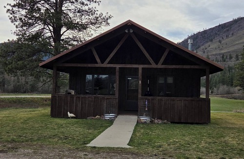 Clinton Cabin | L Diamond E Guest Cabin #1 Rural luxury close to everything.
