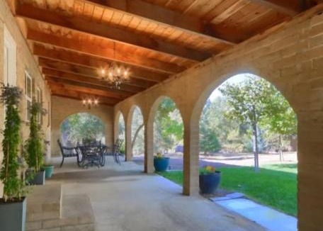 Oakhurst House | La Dolce Villa Pond Retreat in Yosemite