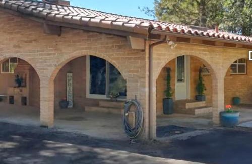 Oakhurst House | La Dolce Villa Pond Retreat in Yosemite