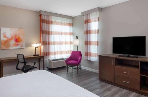Greensboro Hotel | La Quinta Inn & Suites by Wyndham Greensboro Arpt High Point