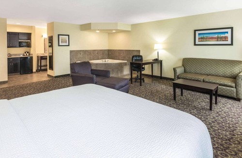 Paradise Hotel | La Quinta Inn & Suites by Wyndham Las Vegas Airport South