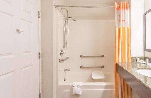 Elizabethtown Hotel | La Quinta Inn & Suites by Wyndham Elizabethtown