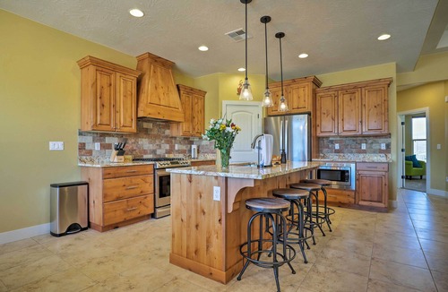 La Verkin Cottage | La Verkin Home w/Hot Tub, Kayaks, & Bikes!