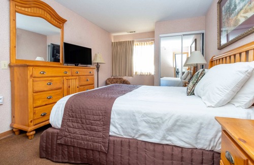Big Bear Lake Resort | LAGONITA LODGE - Full Lake View GUARANTEED! Lakefront Bearview, Full kitchen!