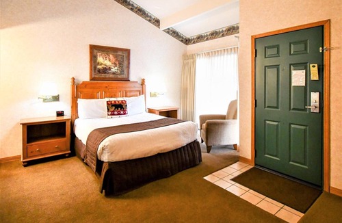 Big Bear Lake Resort | LAGONITA LODGE: Lakefront Resort Villa with FULL LAKE VIEW Guaranteed! & Kitchen