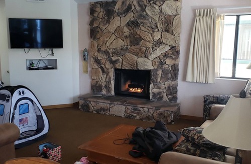 Big Bear Lake Resort | LAGONITA LODGE: Lakefront Resort Villa with FULL LAKE VIEW Guaranteed! & Kitchen