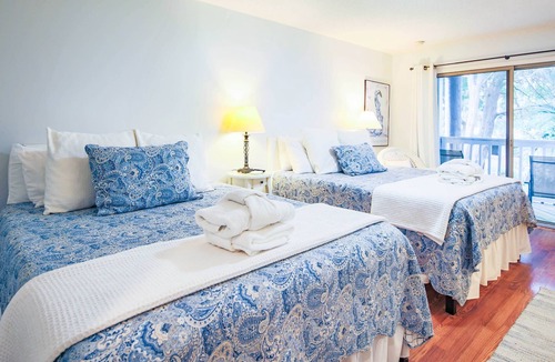 Isle of Palms House | Lagoon Views, Private Balconies, Wildlife, En Suite Bathrooms, Pool & 2 Master Beds. 5 min to beach