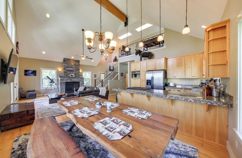 Sagle House | Lake Access + Water Views: Bottle Bay Family Home!