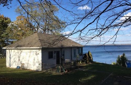 Dresden House | Lake Dreamin - 100ft Private Level Beach w Hot Tub & Amazing Views - Pets OK - Walk to Winery & Brewery