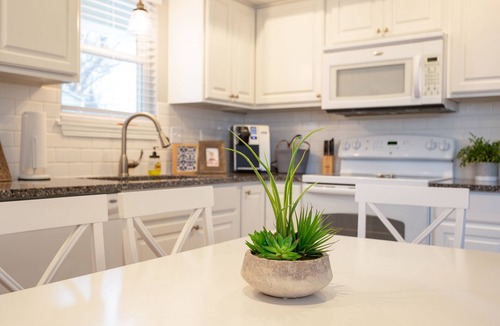 Huron House | Lake Erie Getaway Near The Beach & Cedar Point