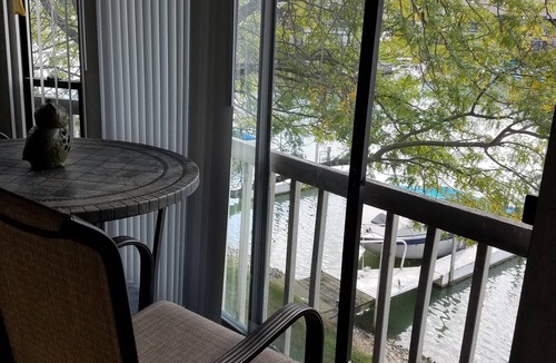 Oak Harbor Condo | Lake Erie Green Cove Getaway