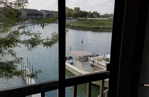 Oak Harbor Condo | Lake Erie Green Cove Getaway