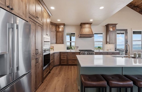 Fish Haven House | Lake Haven Lodge | Sleeps 40, Private Pickleball Court, Spa, Views!