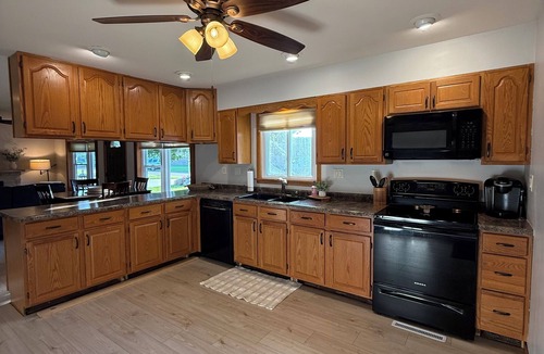 Clear Lake House | Lake It Easy Walk or Bike to the Beach!