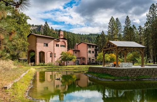 Evans House | Lake Roosevelt Suites - The Salmon Room
