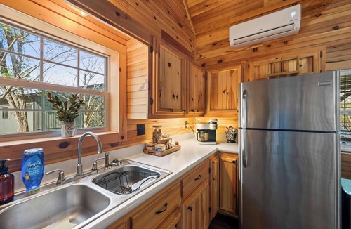 Williamstown House | Lake-Side Log Cabin, close to Ark Encounter!