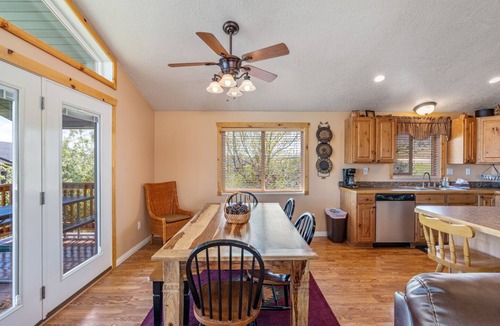 Sweetwater Cabin | Lake View, AC, EV 240V Charger, Yard, Ideal Beach Pass