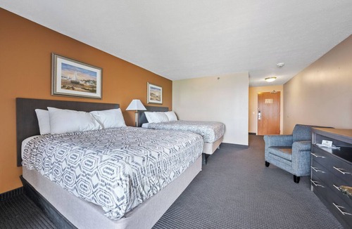 Put-in-Bay Hotel | Lake View Balcony - 2 Queen Room (Sleeps 4)