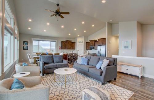 Sweetwater House | Lake-View Escape w/Private Beach Resort Access!