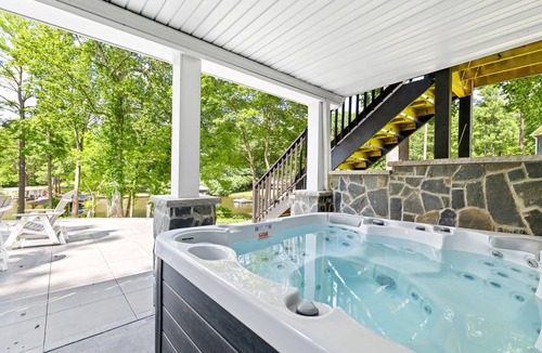 Quail Ridge House | Lakefront 4BR, Hot Tub, Kayaks, Paddleboards, Fire pit, Fireplace, Pool Table