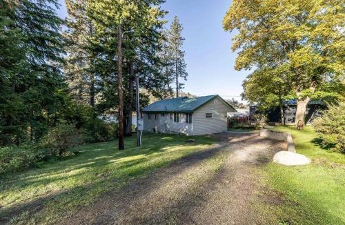 Rathdrum House | Lakefront Cabin with Private Beach and Dock