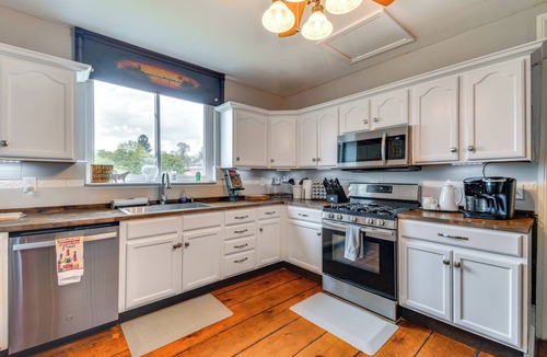 Cayuga Cottage | Lakefront Cayuga Retreat w/Private Deck & Hot Tub